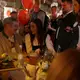 Vater und Tochter gemeinsam auf der Wiesn. - Bild: Joyn/dpa