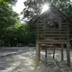 In schattigen Spielhütten lässt es sich auch bei Hitze aushalten.  - Bild: Malin Wunderlich/dpa