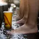 Kleine Wasserläufe - Bächle genannt - sorgen in der Freiburger Altstadt für Abkühlung - und laden zum Spielen ein.  - Bild: picture alliance / Patrick Seeger/dpa