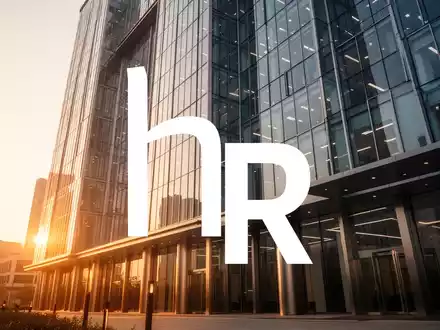 Moderne Büroarchitektur bei Sonnenuntergang als Symbol für Immobilieninvestitionen und Marktstabilität. - Foto: über boerse-global.de