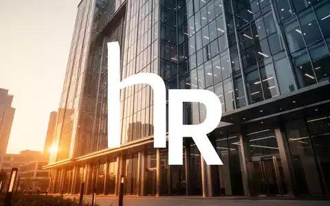 Moderne Büroarchitektur bei Sonnenuntergang als Symbol für Immobilieninvestitionen und Marktstabilität. - Foto: über boerse-global.de