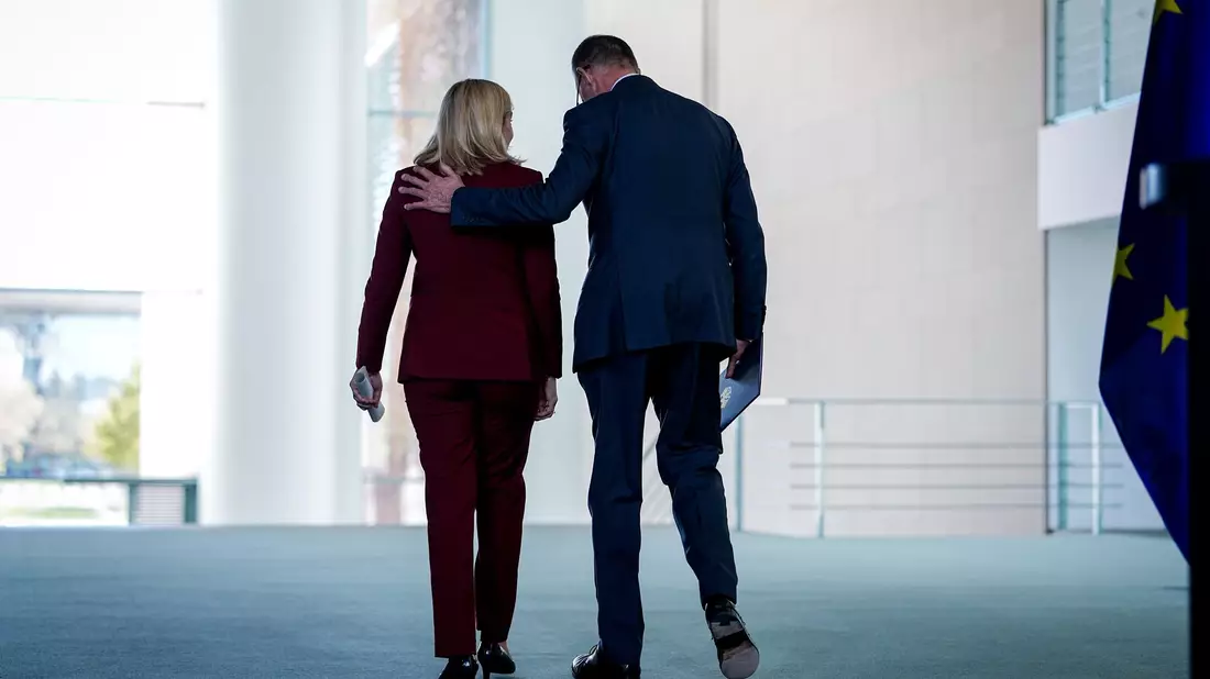 Nina Warken und Friedrich Merz haben ihre Büros künftig auf derselben Etage im Kanzleramt. (Archivbild) - Bild: Kay Nietfeld/dpa