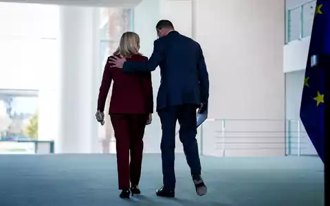 Nina Warken und Friedrich Merz haben ihre Büros künftig auf derselben Etage im Kanzleramt. (Archivbild) - Foto: Kay Nietfeld/dpa