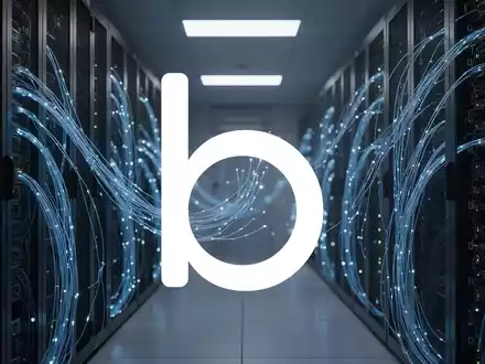Abstraktes, atmosphärisches Bild eines modernen Serverraums mit blauen Lichtleitern, das die Stimmung im Halbleitersektor darstellt. - Foto: über boerse-global.de