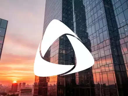 Moderne Architektur eines Bürogebäudes bei Sonnenuntergang als Symbol für Immobilienakquisition und Marktwachstum. - Foto: über boerse-global.de