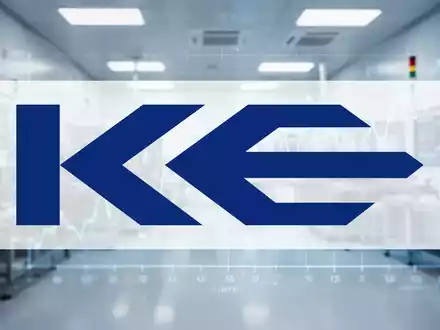 Abstrakte Darstellung einer modernen Halbleiterfertigung mit Fokus auf industrielle Präzision und Technologiemärkte. - Foto: über boerse-global.de