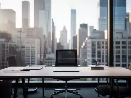 Ein minimalistischer, moderner Büroarbeitsplatz mit Blick auf eine Skyline, der die aktuelle Situation am Arbeitsmarkt symbolisiert. - Foto: über boerse-global.de