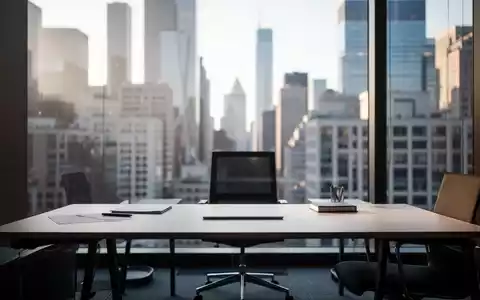 Ein minimalistischer, moderner Büroarbeitsplatz mit Blick auf eine Skyline, der die aktuelle Situation am Arbeitsmarkt symbolisiert. - Foto: über boerse-global.de