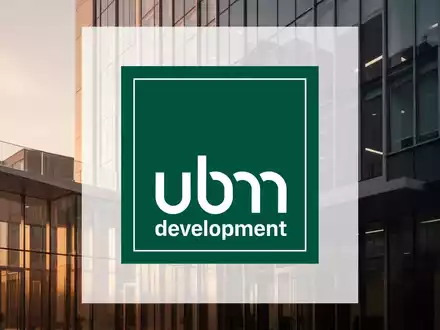 Moderne Architektur eines Bürogebäudes bei Sonnenuntergang als Symbol für Immobilienentwicklung. - Foto: über boerse-global.de