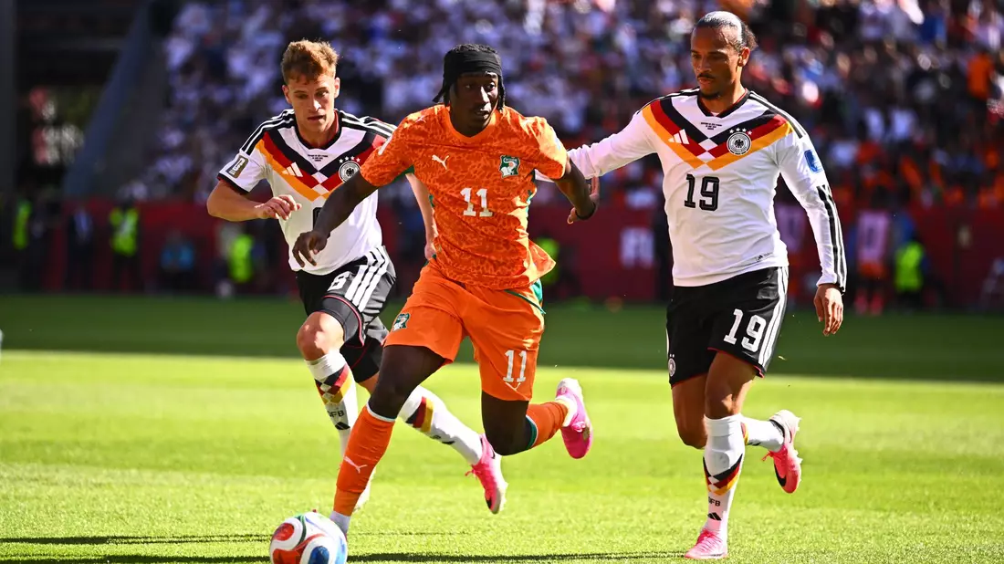 Joshua Kimmich (l.) wird weiter für die Nationalmannschaft spielen. Doch was wird aus Leroy Sané (r.)? (Archivbild) - Bild: Tom Weller/dpa
