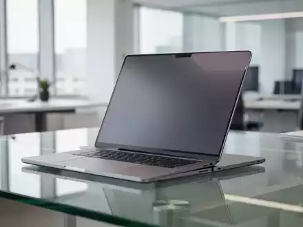 Schlankes, modernes MacBook Pro auf einem minimalistischen Schreibtisch in einem hellen Büro. - Foto: über boerse-global.de