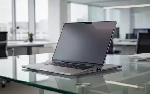 Schlankes, modernes MacBook Pro auf einem minimalistischen Schreibtisch in einem hellen Büro. - Foto: über boerse-global.de
