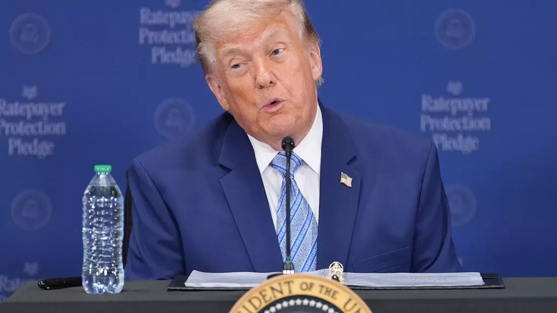 Trump droht dem Iran mit Zwangsentschädigungen. - Bild: Alex Brandon/AP/dpa