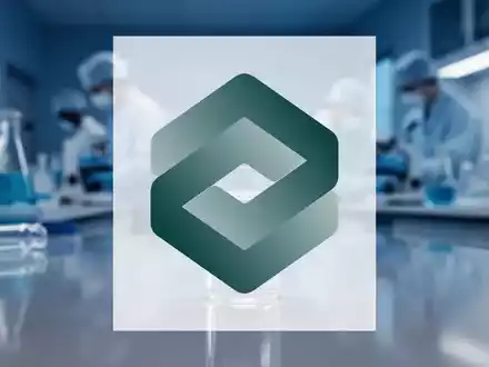 Ein gläsernes medizinisches Fläschchen in einem modernen, klinischen Labor mit weicher Beleuchtung. - Foto: über boerse-global.de