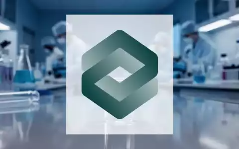 Ein gläsernes medizinisches Fläschchen in einem modernen, klinischen Labor mit weicher Beleuchtung. - Foto: über boerse-global.de
