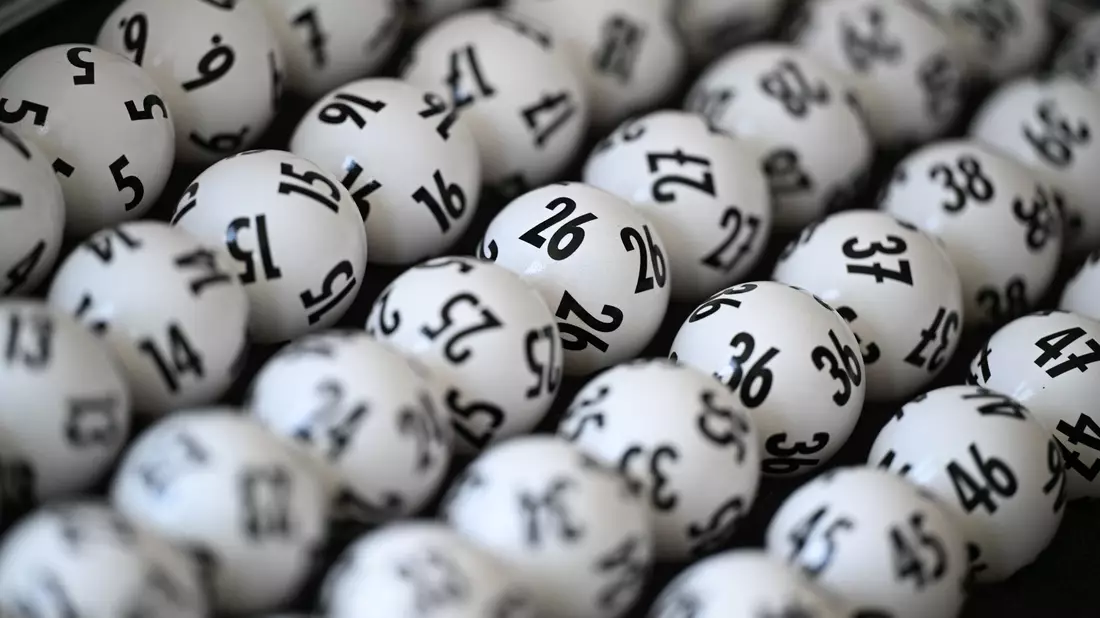 Um einen Jackpot zu knacken, muss ein Tipper die richtigen sechs Zahlen aus 49 plus die richtige Superzahl haben. (Illustration) - Bild: Arne Dedert/dpa