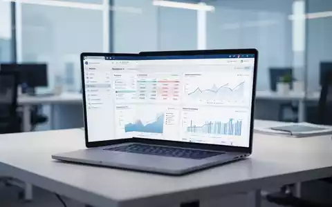 Moderner Büroarbeitsplatz mit Laptop, der Finanzsoftware und digitale Rechnungsdaten anzeigt. - Foto: über boerse-global.de