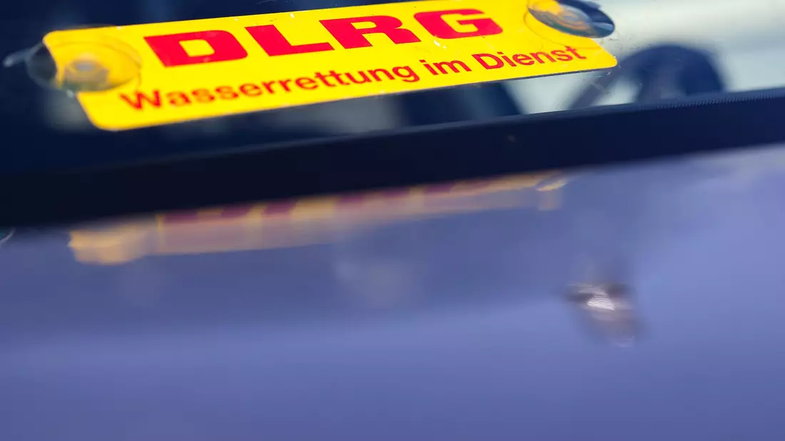 Im Kampf gegen das Ertrinken fordert die DLRG mehr Aufklärung der Bevölkerung. (Symbolbild) - Bild: Christoph Reichwein/dpa