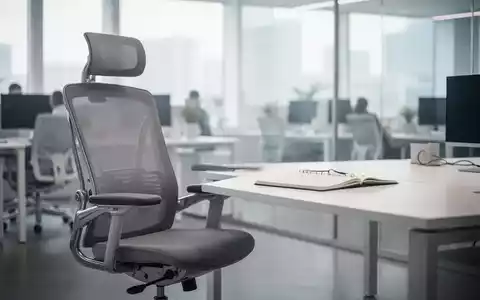 Ein moderner, leerer Büroarbeitsplatz mit Schreibtisch und ergonomischem Stuhl in einer ruhigen Arbeitsumgebung. - Foto: über boerse-global.de