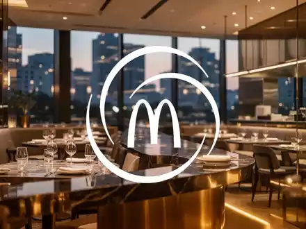 Modernes, hochwertiges Restaurant-Interieur bei Dämmerung mit atmosphärischer Beleuchtung. - Foto: über boerse-global.de