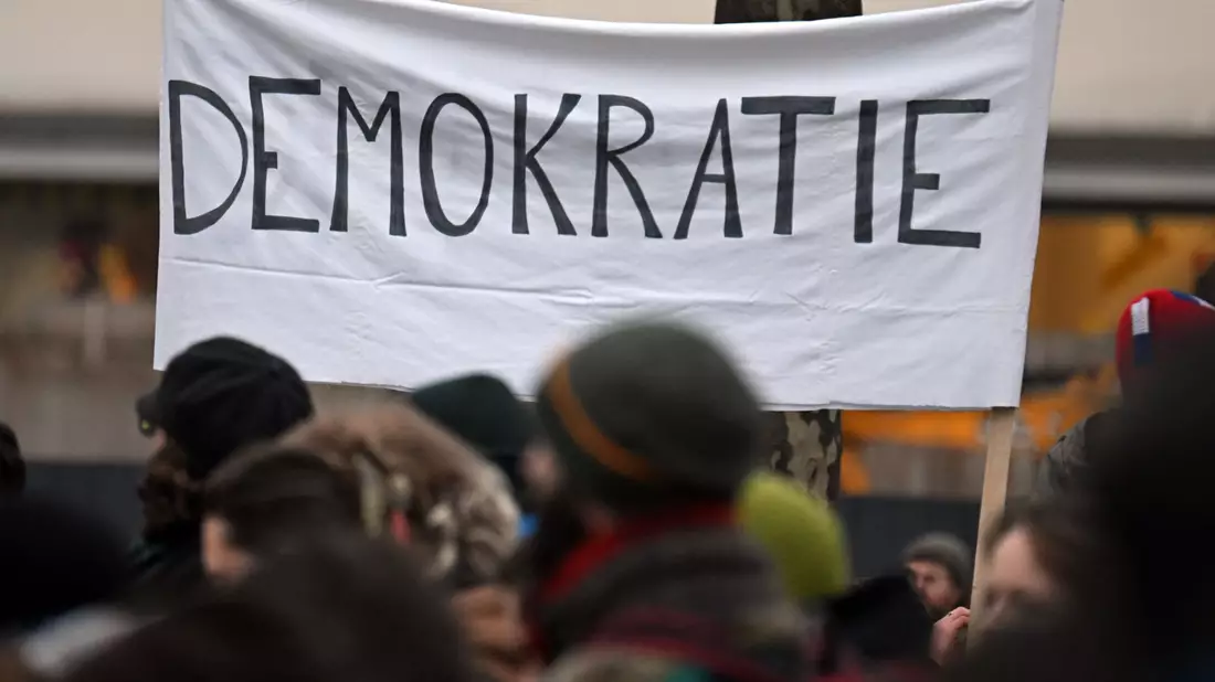 Zwei von drei Befragten sorgen sich um die Demokratie. (Symbolbild) - Bild: Federico Gambarini/dpa