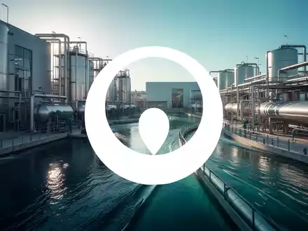 Moderne Wasseraufbereitungsanlage mit industrieller Architektur und fließendem Wasser bei Tageslicht. - Foto: über boerse-global.de