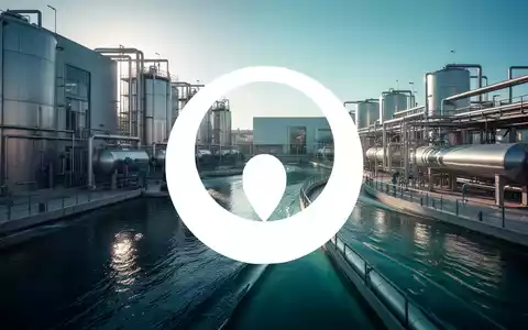Moderne Wasseraufbereitungsanlage mit industrieller Architektur und fließendem Wasser bei Tageslicht. - Foto: über boerse-global.de