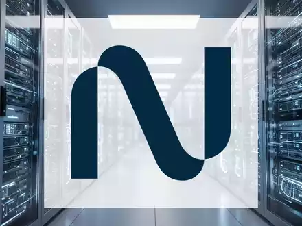 Modernes Rechenzentrum mit leuchtenden Server-Racks als Symbol für Cloud-Infrastruktur und künstliche Intelligenz. - Foto: über boerse-global.de
