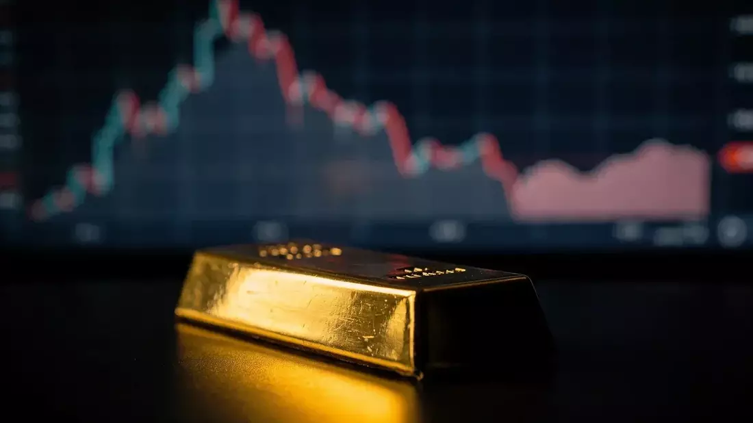 Gold Drops 2% as Oil Surge and Hawkish Fed Overwhelm Safe-Haven Demand