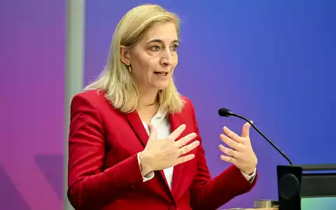 Erstmals managt mit Nina Warken eine Frau das Kanzleramt. (Archivbild) - Foto: Soeren Stache/dpa