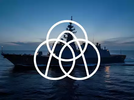 Moderne Marinefregatte auf ruhigem Ozean bei Dämmerung als Symbol für industrielle Verteidigungsproduktion. - Foto: über boerse-global.de