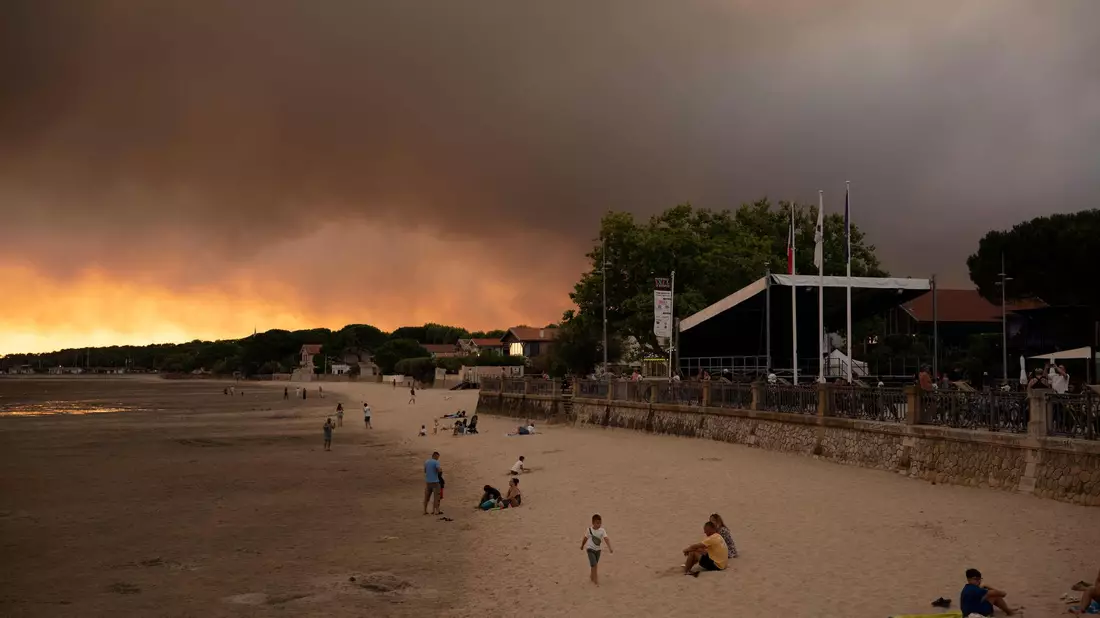 Für Tausende Touristen ist der Urlaub wegen der Waldbrände zunächst mal zu Ende.  - Bild: Olivier Morin/AFP/dpa