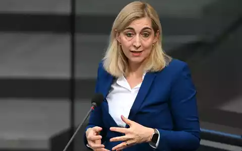 Für Gesundheitsministerin Nina Warken steht ein Jobwechsel an. (Archivbild) - Foto: Elisa Schu/dpa