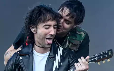  Albert Hammond Jr. und Julian Casablancas 2022 in Berlin. (Archivbild) - Foto: Britta Pedersen/dpa