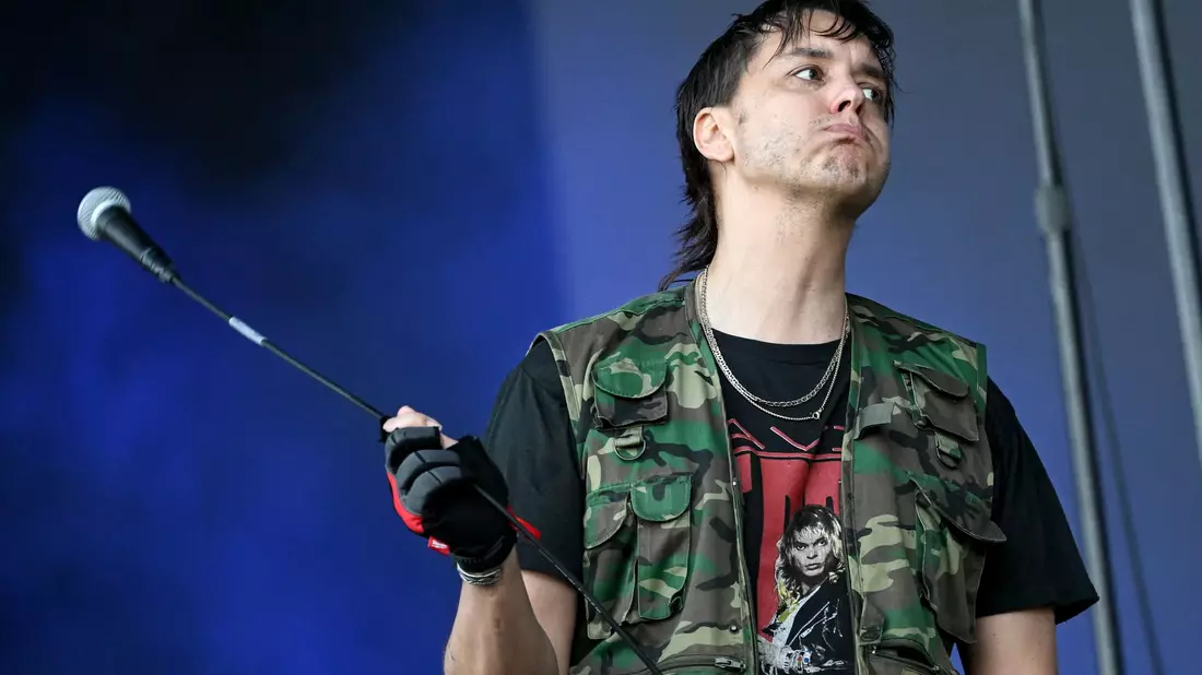 Die leicht entrückte Stimme von Sänger Casablancas wirkt wie eine Art Schlüsselreiz auf Indierock-Fans der Nullerjahre. (Archivbild) - Bild: Britta Pedersen/dpa