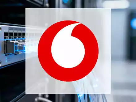 Abstrakte Darstellung moderner Telekommunikations-Infrastruktur mit leuchtenden Glasfaserkabeln in einem Rechenzentrum. - Foto: über boerse-global.de