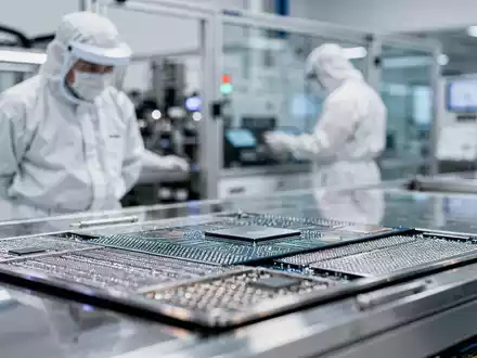 Moderne Halbleiterfertigung in einem Reinraum mit Fokus auf Mikrochip-Architektur. - Foto: über boerse-global.de