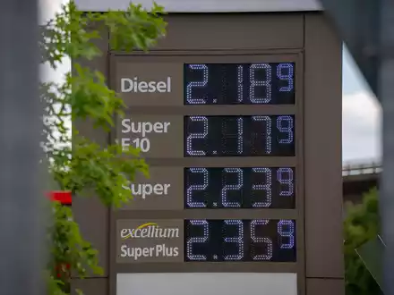 Je nach Tankstelle variieren die Spritpreise. (Archivbild)  - Foto: Harald Tittel/dpa
