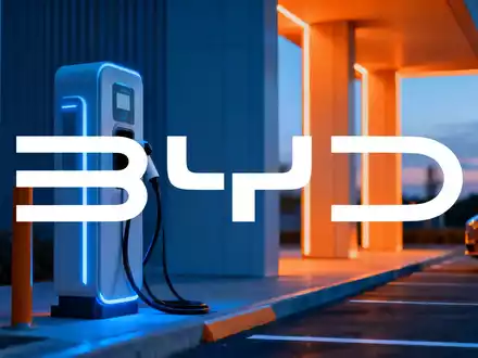 Moderne Ladestation für Elektroautos in einer urbanen Umgebung bei Dämmerung als Symbol für den Wandel im Automobilsektor - Foto: über boerse-global.de