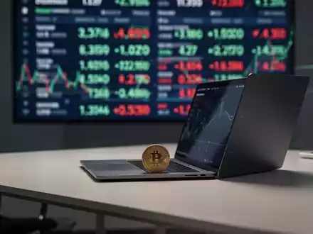 Schlichter Schreibtisch mit Laptop und Bitcoin-Münze, Symbol für Krypto und Politik. - Foto: über boerse-global.de