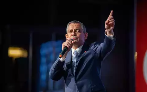Der türkische Oppositionspolitiker Özgür Özel ist aus der CHP ausgetreten, nachdem er als Parteivorsitzender abgesetzt wurde. (Archivbild) - Foto: Tunahan Turhan/SOPA Images via ZUMA Press Wire/dpa