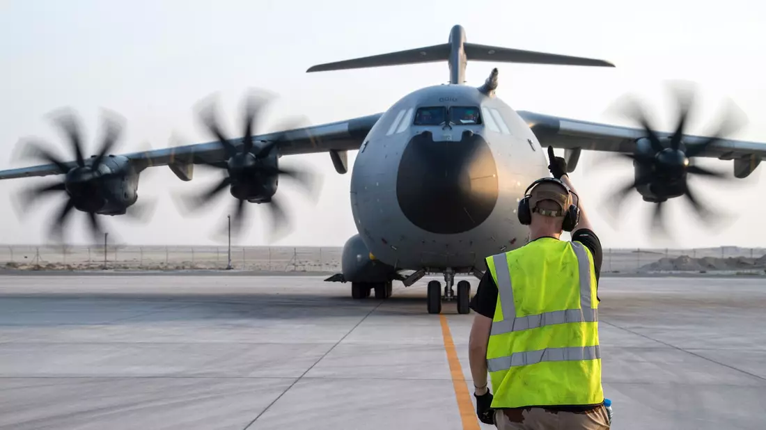 Schon binnen Tagen will Frankreich einen umgerüsteten Militär-Transportflieger als Löschflugzeug einsetzen (Archivbild). - Bild: -/EMEA/AP/dpa