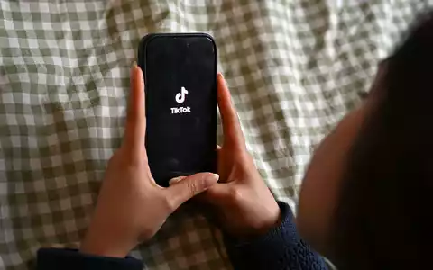 Gegen die Online-Plattform TikTok des chinesischen Anbieters ByteDance laufen mehrere EU-Verfahren. (Symbolbild)  - Foto: Elisa Schu/dpa