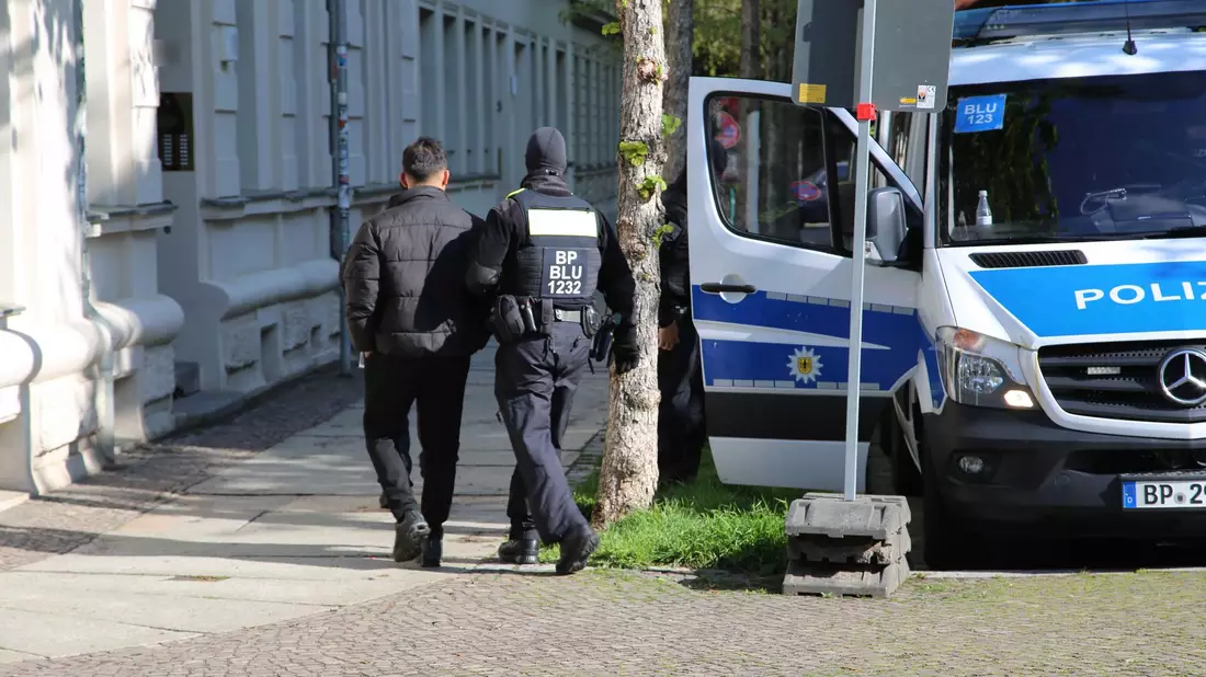 Die deutschen Behörden gehen regelmäßig gegen Schleuser vor. (Archivbild) - Bild: Tobias Junghanns/dpa