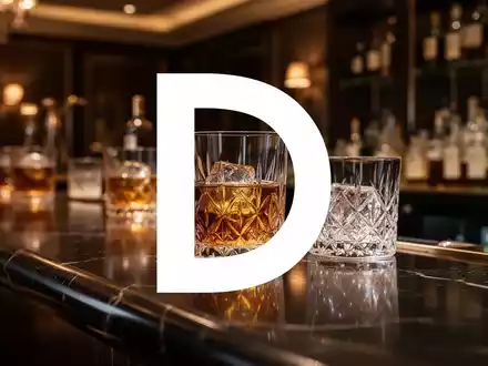 Hochwertiges Glas mit bernsteinfarbenem Getränk in einer eleganten Bar bei stimmungsvoller Beleuchtung. - Foto: über boerse-global.de