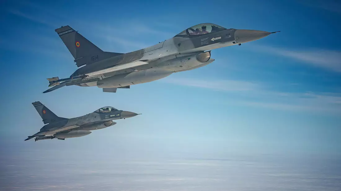 Kampfjets der rumänischen Luftwaffe haben eine fremde Drohne im rumänischen Luftraum abgeschossen. (Archivbild)  - Bild: Andreea Alexandru/AP/dpa