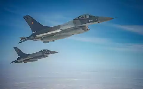 Kampfjets der rumänischen Luftwaffe haben eine fremde Drohne im rumänischen Luftraum abgeschossen. (Archivbild)  - Foto: Andreea Alexandru/AP/dpa