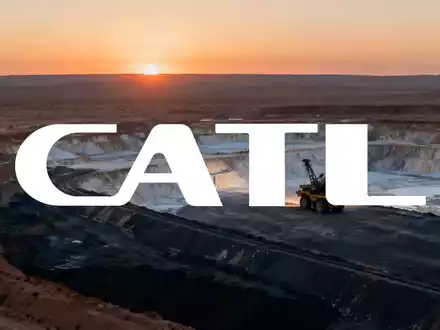 Moderne Lithium-Mine in einer weitläufigen Wüstenlandschaft bei Sonnenaufgang - Foto: über boerse-global.de