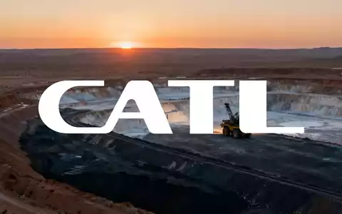Moderne Lithium-Mine in einer weitläufigen Wüstenlandschaft bei Sonnenaufgang - Foto: über boerse-global.de