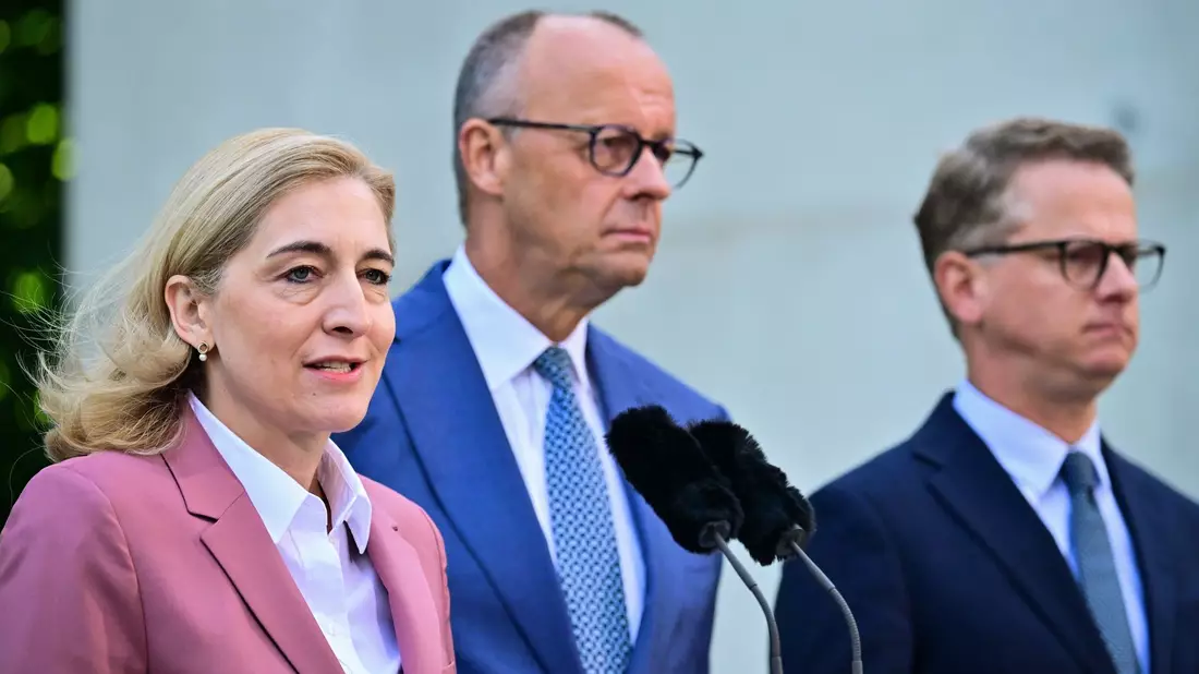 Das sind zunächst einmal die wichtigsten Personalien des großen Merz-Tableaus: Warken und Linnemann. - Bild: Sebastian Gollnow/dpa